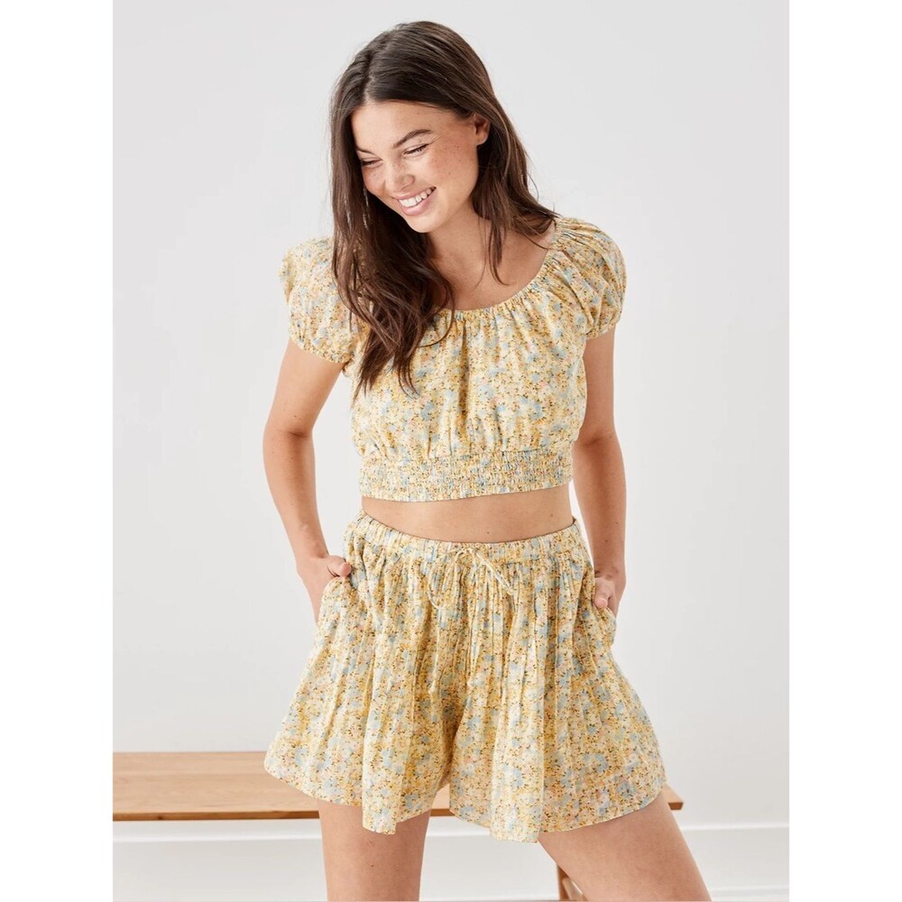 American Eagle High Waisted Flowy Short Size Small Yellow Floral Ditsy Print
